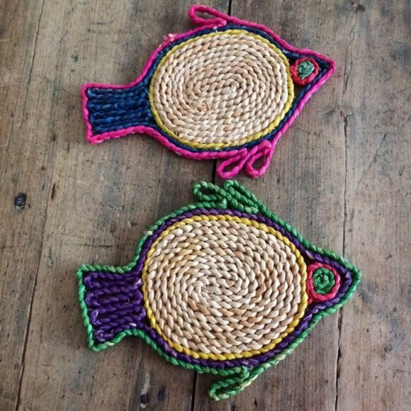 6 Vtg Woven Straw Trivets Grapes Fish Circle Round Tropical DAMAGED Under Plate - Picture 5 of 10